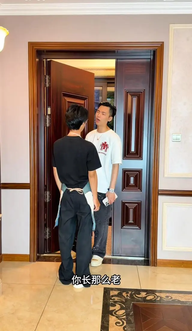 刘阳饰演弟弟第28集片尾回归，西装造型与额角疤痕引观众热议 _ 现场图