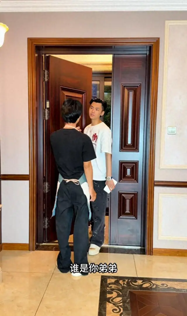 刘阳饰演弟弟第28集片尾回归，西装造型与额角疤痕引观众热议 _ 资讯配图