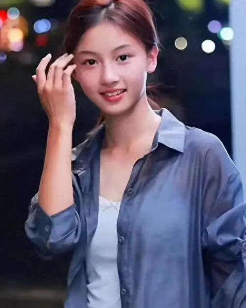 网红七七签约中都传媒出演《但愿人长久》饰孙毓一 _ 资讯配图