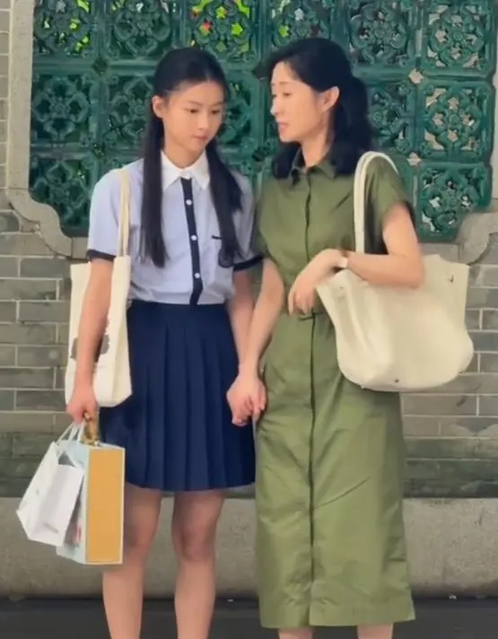 网红七七签约中都传媒出演《但愿人长久》饰孙毓一 _ 现场图
