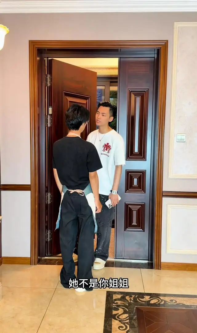 刘阳饰演弟弟第28集片尾回归，西装造型与额角疤痕引观众热议 _ 相关图片